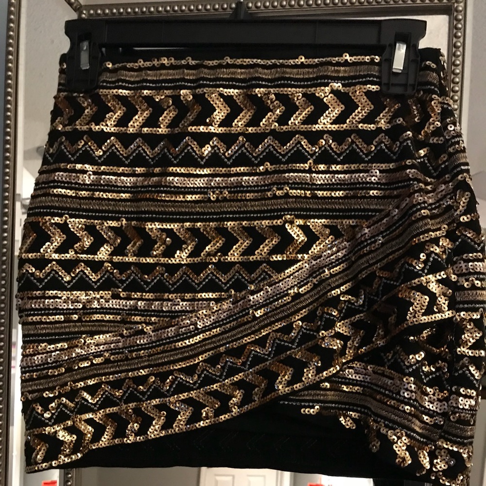 😍Gold and black sequined mini skirt😍